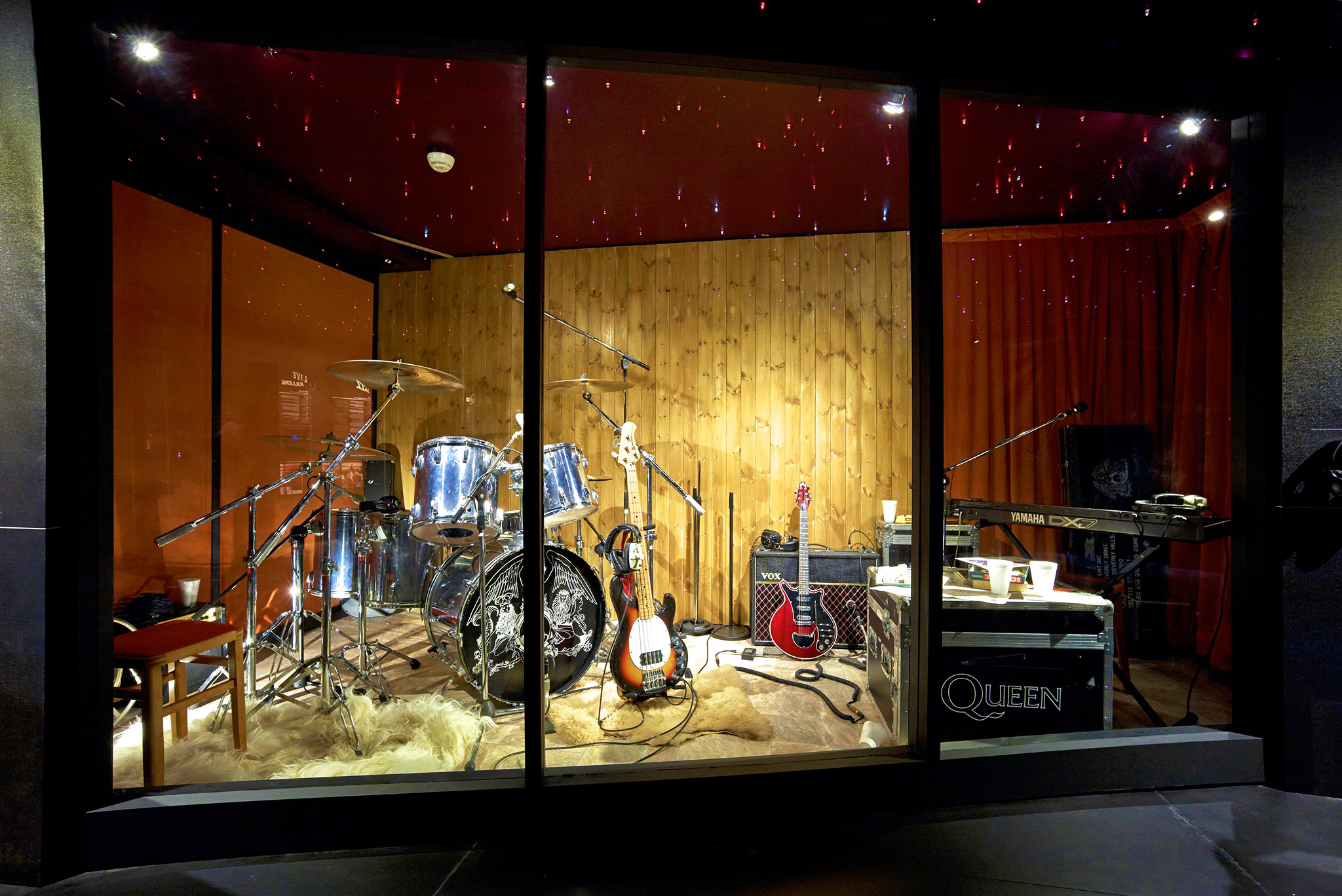 kt_2020_300_Keytours_excursions_Swisstours_montreux_queen-studio5_2048_10