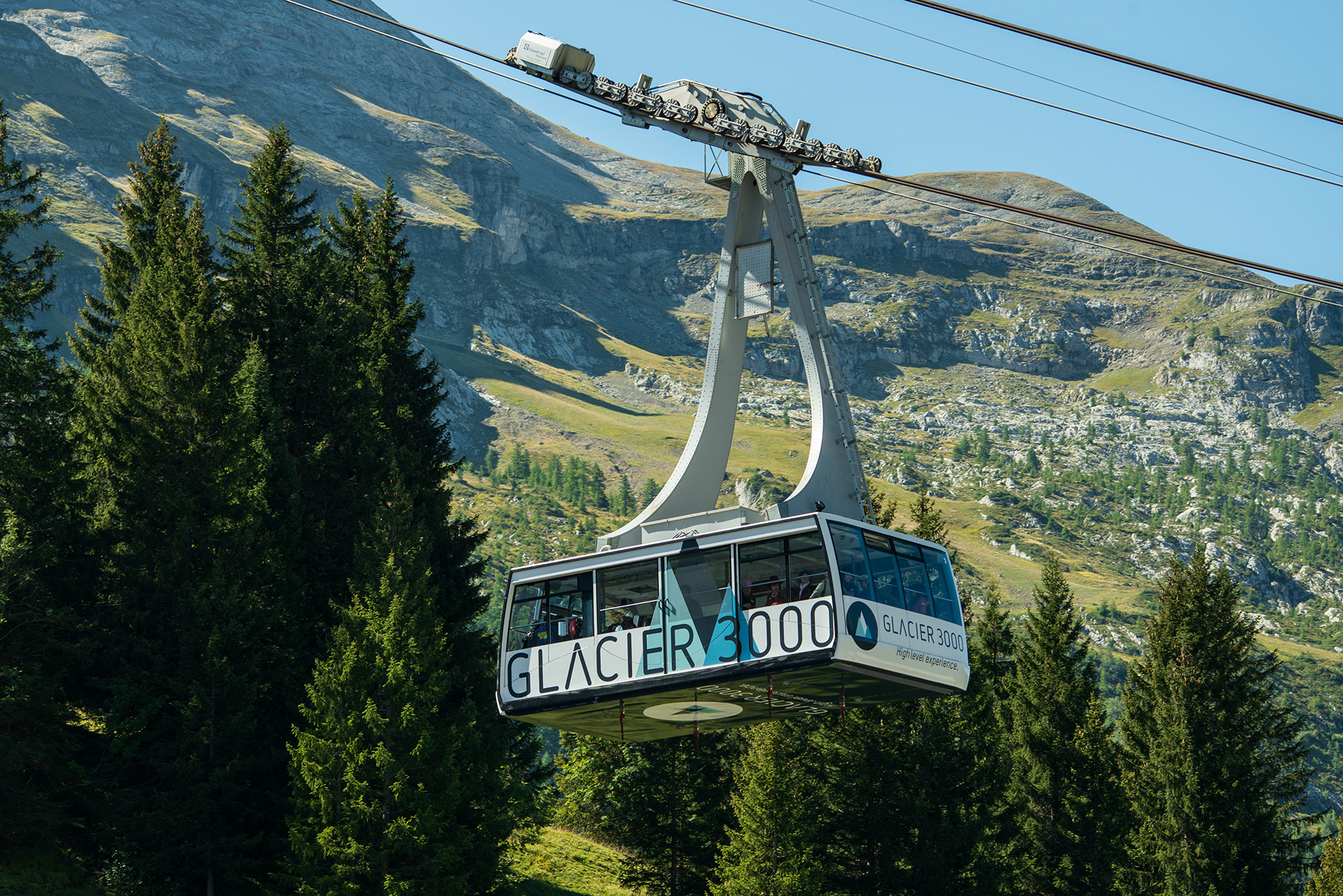 kt_2020_320_Keytours_excursions_Swisstours_glacier3000_cable_car1_2048_10