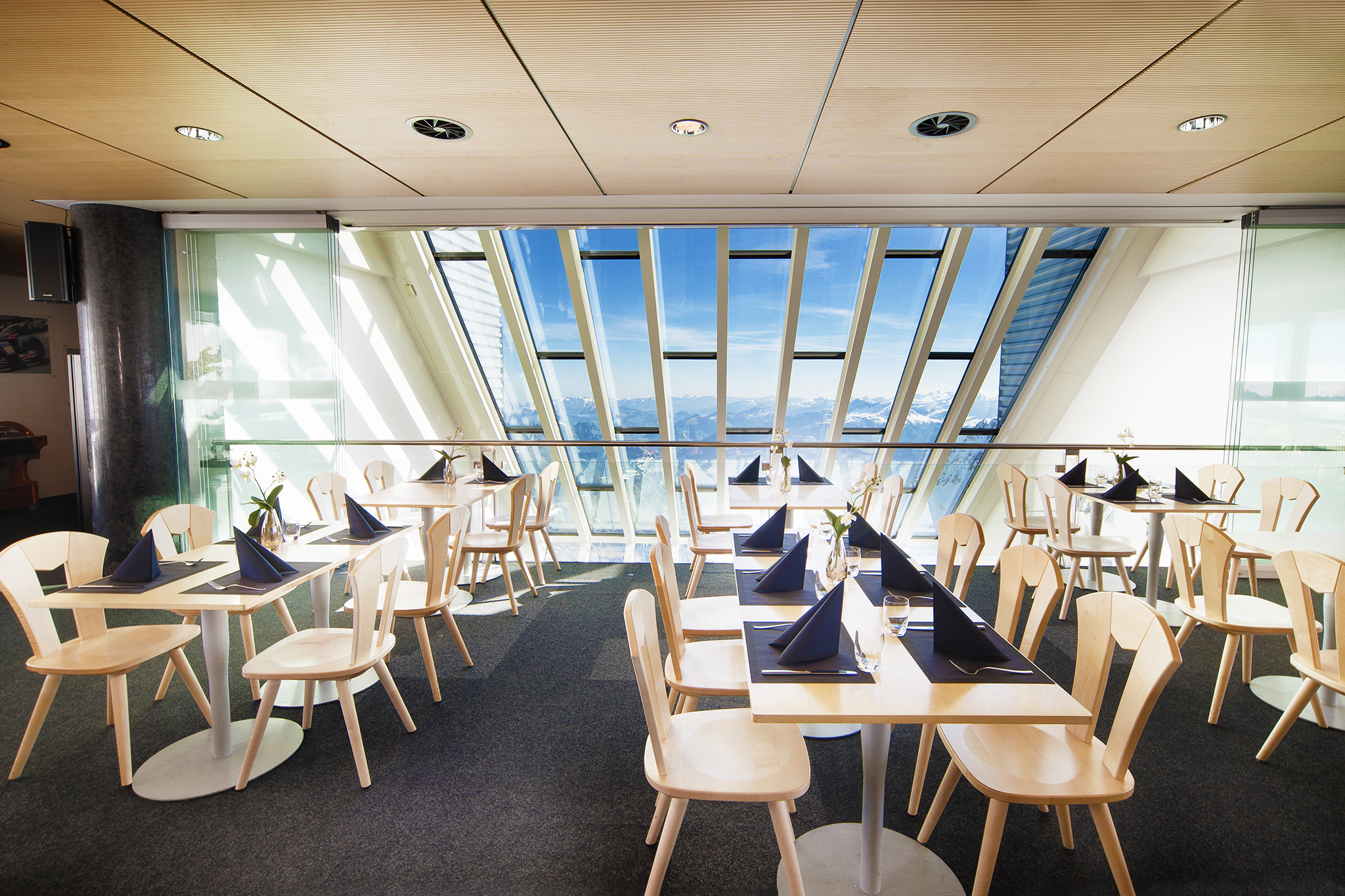 kt_2020_320_Keytours_excursions_Swisstours_glacier3000_restaurant2_2048_10