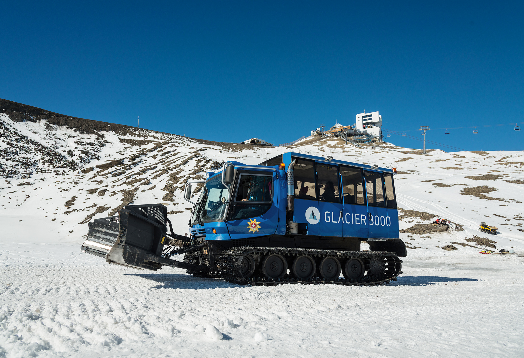 kt_2020_320_Keytours_excursions_Swisstours_glacier3000_snow_bus1_2048_10