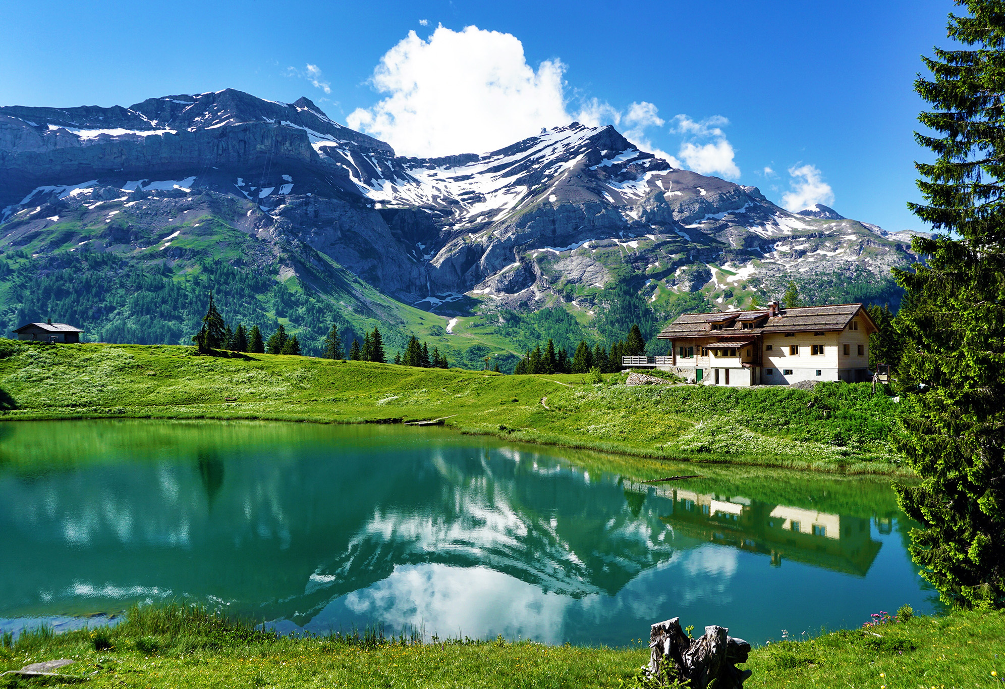 kt_2020_320_Keytours_excursions_Swisstours_glacier3000_village2_2048_10