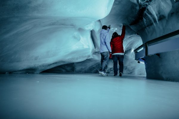 Im Bild ist Sonja Matter und Pedro in der Gletschergrotte auf dem Titlis.